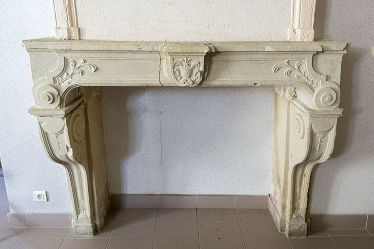 Cheminée déplacée au rez-de-chaussée de l'ancien presbytère. © Sonia Dourlot / Région Bourgogne-Franche-Comté, Inventaire du patrimoine - 2016 Cheminée déplacée au rez-de-chaussée de l'ancien presbytère. © Sonia Dourlot / Région Bourgogne-Franche-Comté, Inventaire du patrimoine - 2016