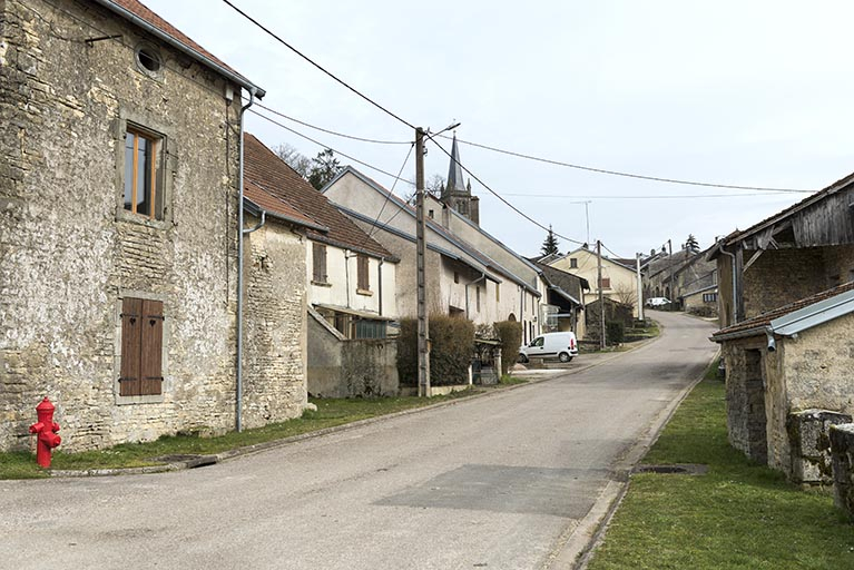 La Grande rue, AIsey. © Sonia Dourlot / Région Bourgogne-Franche-Comté, Inventaire du patrimoine - 2016 La Grande rue, AIsey. © Sonia Dourlot / Région Bourgogne-Franche-Comté, Inventaire du patrimoine - 2016