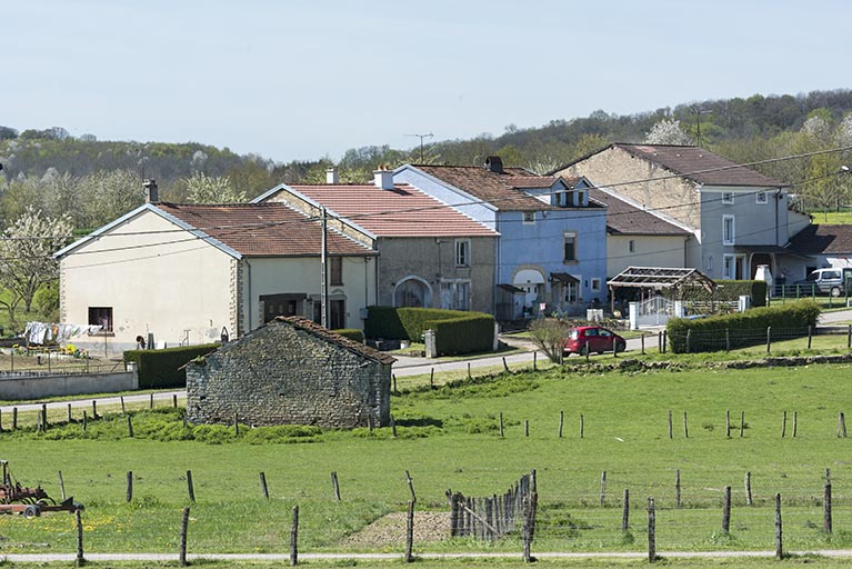 Alignement de fermes à Aisey. © Sonia Dourlot / Région Bourgogne-Franche-Comté, Inventaire du patrimoine - 2016 Alignement de fermes à Aisey. © Sonia Dourlot / Région Bourgogne-Franche-Comté, Inventaire du patrimoine - 2016