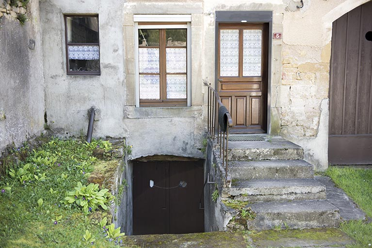 Entrée de cave. © Sonia Dourlot / Région Bourgogne-Franche-Comté, Inventaire du patrimoine - 2016 Entrée de cave. © Sonia Dourlot / Région Bourgogne-Franche-Comté, Inventaire du patrimoine - 2016