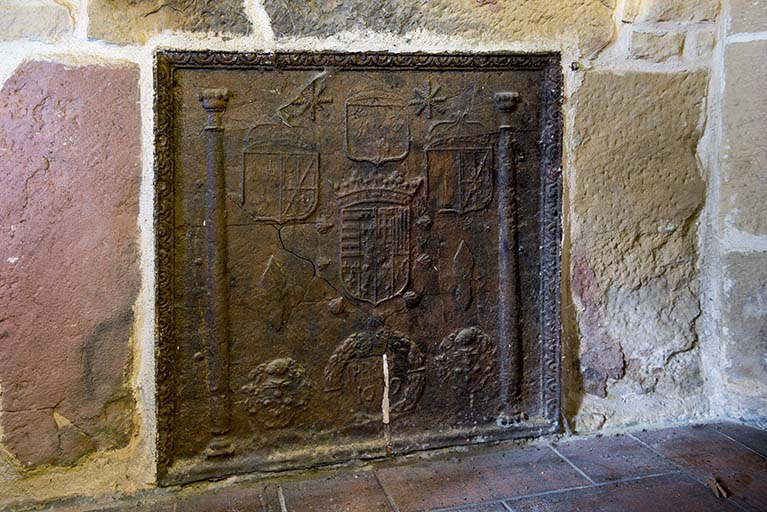 Plaque de cheminée dans la seconde ferme. © Sonia Dourlot / Région Bourgogne-Franche-Comté, Inventaire du patrimoine - 2016 Plaque de cheminée dans la seconde ferme. © Sonia Dourlot / Région Bourgogne-Franche-Comté, Inventaire du patrimoine - 2016