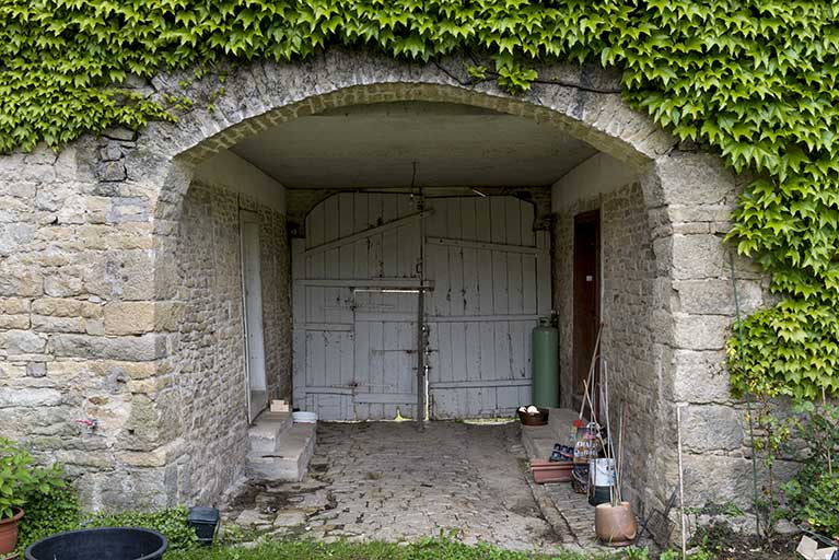 La porte cochère, cour intérieure. © Sonia Dourlot / Région Bourgogne-Franche-Comté, Inventaire du patrimoine - 2016 La porte cochère, cour intérieure. © Sonia Dourlot / Région Bourgogne-Franche-Comté, Inventaire du patrimoine - 2016