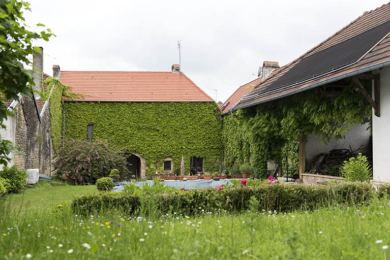 Vue générale de la cour intérieure. © Sonia Dourlot / Région Bourgogne-Franche-Comté, Inventaire du patrimoine - 2016 Vue générale de la cour intérieure. © Sonia Dourlot / Région Bourgogne-Franche-Comté, Inventaire du patrimoine - 2016
