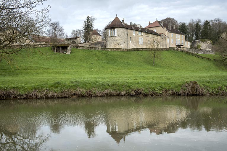 Partie sud du château. © Sonia Dourlot / Région Bourgogne-Franche-Comté, Inventaire du patrimoine - 2016 Partie sud du château. © Sonia Dourlot / Région Bourgogne-Franche-Comté, Inventaire du patrimoine - 2016