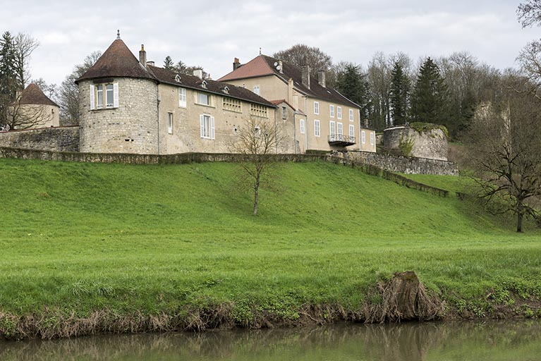La tour sud et la demeure contemporaine. © Sonia Dourlot / Région Bourgogne-Franche-Comté, Inventaire du patrimoine - 2016 La tour sud et la demeure contemporaine. © Sonia Dourlot / Région Bourgogne-Franche-Comté, Inventaire du patrimoine - 2016