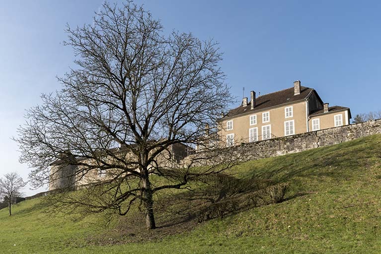 Vue depuis l'ancien fossé. © Sonia Dourlot / Région Bourgogne-Franche-Comté, Inventaire du patrimoine - 2016 Vue depuis l'ancien fossé. © Sonia Dourlot / Région Bourgogne-Franche-Comté, Inventaire du patrimoine - 2016