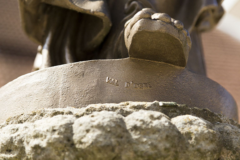 Signature de la fonderie du Val d'Osne à la base de la statue. © Sonia Dourlot / Région Bourgogne-Franche-Comté, Inventaire du patrimoine - 2016 Signature de la fonderie du Val d'Osne à la base de la statue. © Sonia Dourlot / Région Bourgogne-Franche-Comté, Inventaire du patrimoine - 2016