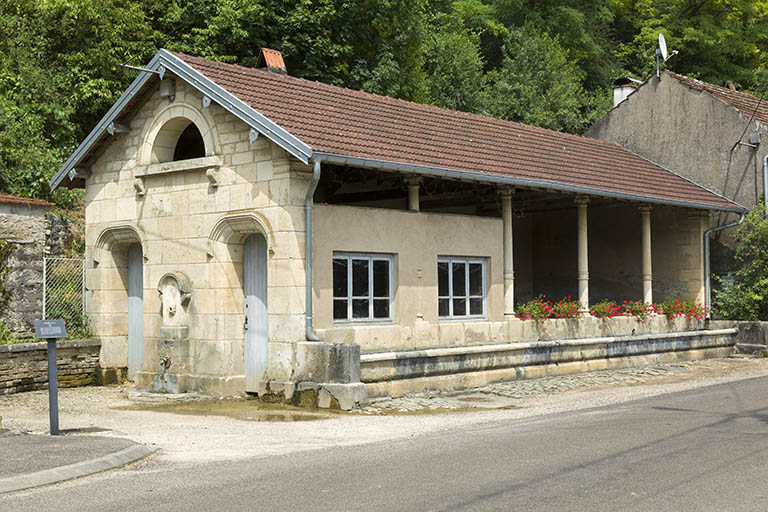 Fontaine, lavoir et abreuvoir, rue de la Fontenotte : vue de trois-quart. © Sonia Dourlot / Région Bourgogne-Franche-Comté, Inventaire du patrimoine - 2016 Fontaine, lavoir et abreuvoir, rue de la Fontenotte : vue de trois-quart. © Sonia Dourlot / Région Bourgogne-Franche-Comté, Inventaire du patrimoine - 2016