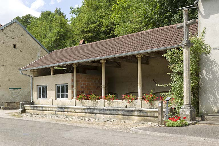 Fontaine, lavoir et abreuvoir, rue de la Fontenotte. © Sonia Dourlot / Région Bourgogne-Franche-Comté, Inventaire du patrimoine - 2016 Fontaine, lavoir et abreuvoir, rue de la Fontenotte. © Sonia Dourlot / Région Bourgogne-Franche-Comté, Inventaire du patrimoine - 2016