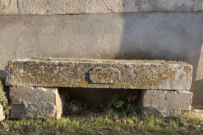 Ferme en retour d'équerre, 14-16 rue de la Dame Blanche : la date 1884 sur un linteau déposé servant de banc. © Sonia Dourlot / Région Bourgogne-Franche-Comté, Inventaire du patrimoine - 2016