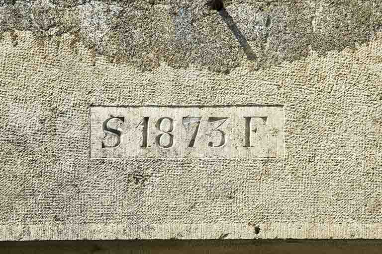 Ferme en retour d'équerre sur cour, 11 rue de la Fontenotte : date 1873 inscrite sur le linteau de l'étable à vaches, entre les initiales S et F. © Sonia Dourlot / Région Bourgogne-Franche-Comté, Inventaire du patrimoine - 2016