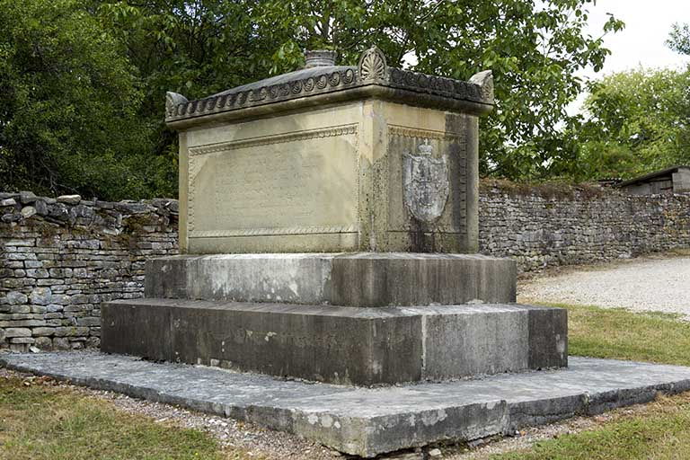Vue générale de trois quart gauche (faces sud et ouest). © Sonia Dourlot / Région Bourgogne-Franche-Comté, Inventaire du patrimoine - 2016 Vue générale de trois quart gauche (faces sud et ouest). © Sonia Dourlot / Région Bourgogne-Franche-Comté, Inventaire du patrimoine - 2016