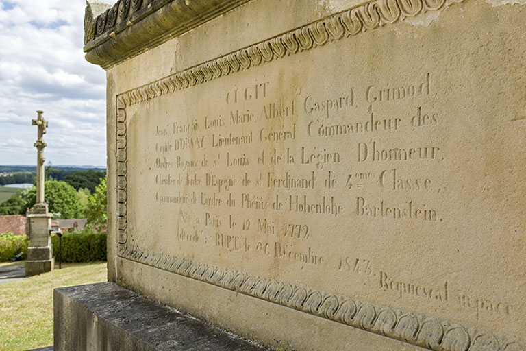 L'épitaphe. © Sonia Dourlot / Région Bourgogne-Franche-Comté, Inventaire du patrimoine - 2016 L'épitaphe. © Sonia Dourlot / Région Bourgogne-Franche-Comté, Inventaire du patrimoine - 2016