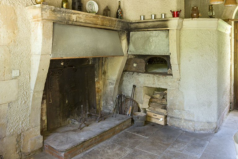 Intérieur du logis : la cheminée de la cuisine et le four à pain. © Sonia Dourlot / Région Bourgogne-Franche-Comté, Inventaire du patrimoine - 2016