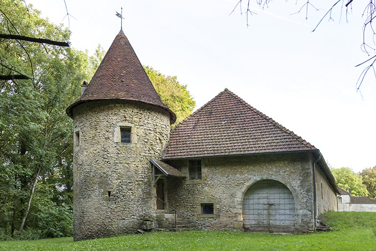L'entrée du cuvage et la tourelle située au nord-est. © Sonia Dourlot / Région Bourgogne-Franche-Comté, Inventaire du patrimoine - 2016
