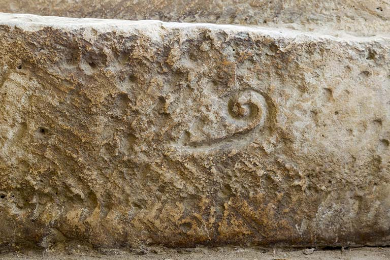 Intérieur du donjon : marque lapidaire sur une des contremarches de l'escalier. © Sonia Dourlot / Région Bourgogne-Franche-Comté, Inventaire du patrimoine - 2016