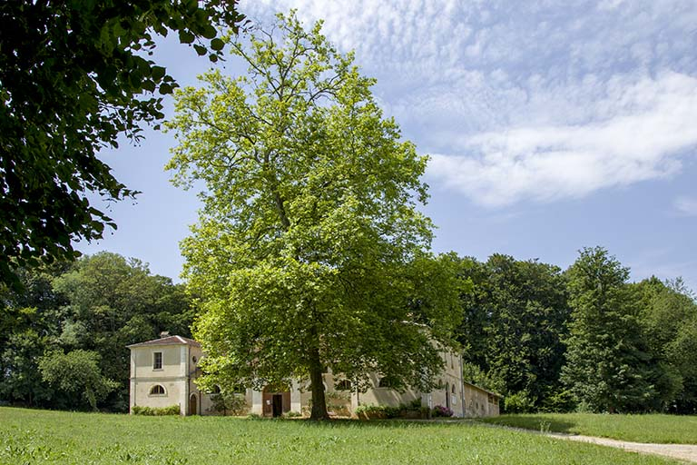 Vue générale des façades sud-est et nord-est et du parc © Sonia Dourlot / Région Bourgogne-Franche-Comté, Inventaire du patrimoine - 2016