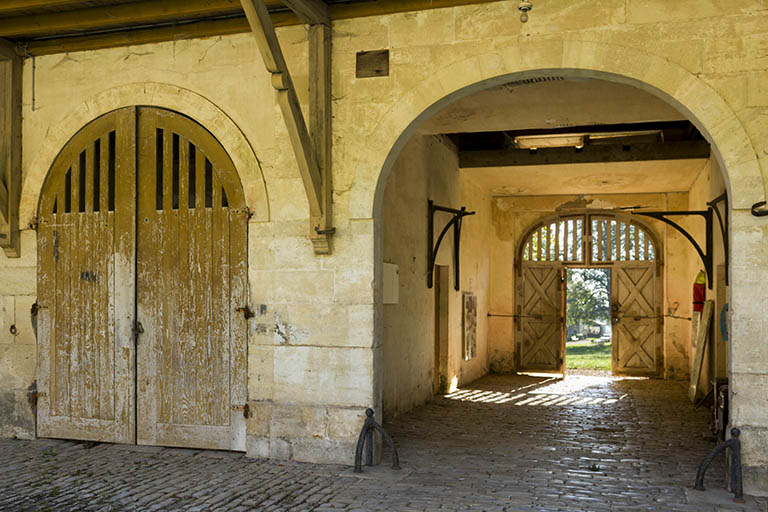 Revers du corps principal depuis la cour : le porche et le passage couvert. © Sonia Dourlot / Région Bourgogne-Franche-Comté, Inventaire du patrimoine - 2016