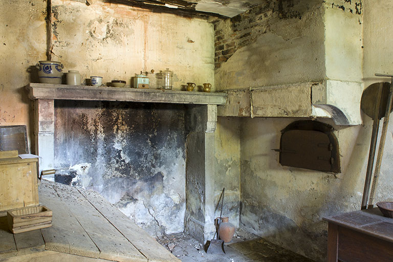 Aile sud-ouest : ancienne cuisine et son four à pain. © Sonia Dourlot / Région Bourgogne-Franche-Comté, Inventaire du patrimoine - 2016