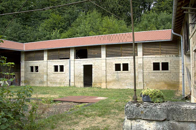  Vue générale de la bergerie, aile nord-ouest. © Sonia Dourlot / Région Bourgogne-Franche-Comté, Inventaire du patrimoine - 2016