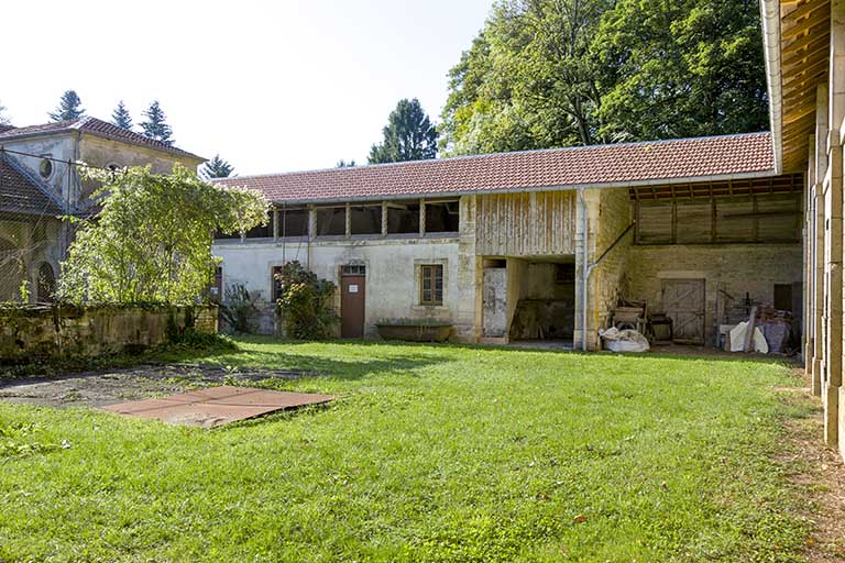 Vue générale de l'aile sud-ouest, côté cour. © Sonia Dourlot / Région Bourgogne-Franche-Comté, Inventaire du patrimoine - 2016