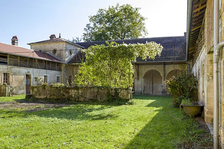 Le corps principal depuis la cour. © Sonia Dourlot / Région Bourgogne-Franche-Comté, Inventaire du patrimoine - 2016