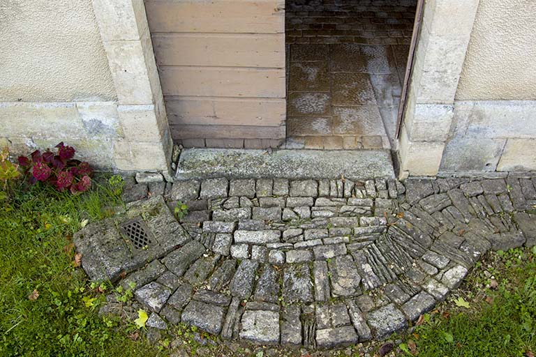 Ecurie, façade nord-est : le pavement devant la porte. © Sonia Dourlot / Région Bourgogne-Franche-Comté, Inventaire du patrimoine - 2016