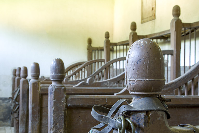Intérieur de l'écurie : le décor des cloisons des stalles. © Sonia Dourlot / Région Bourgogne-Franche-Comté, Inventaire du patrimoine - 2016