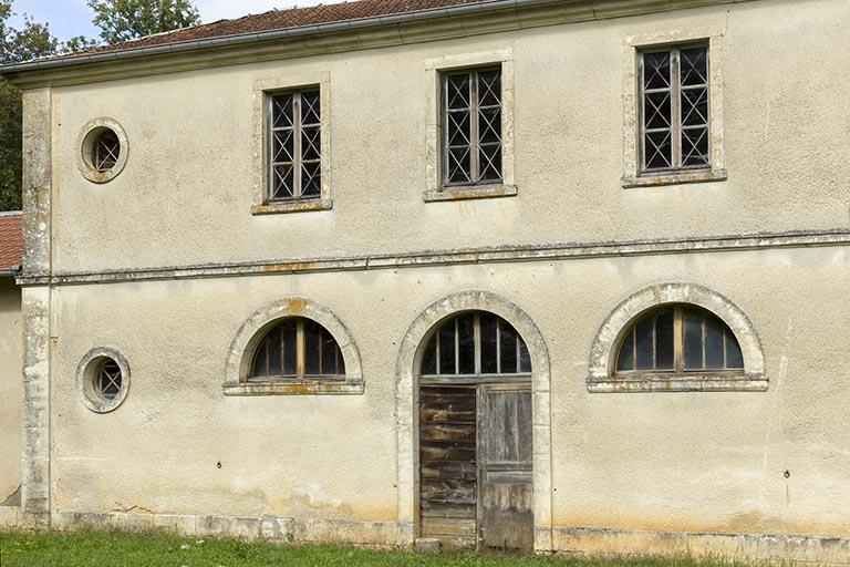 Etable : vue générale de la façade sud-ouest. © Sonia Dourlot / Région Bourgogne-Franche-Comté, Inventaire du patrimoine - 2016
