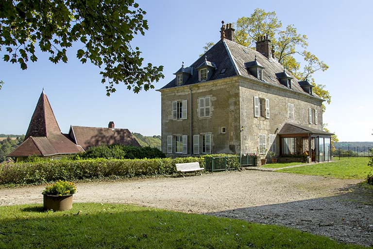 Le "nouveau château", vu de l'allée. © Sonia Dourlot / Région Bourgogne-Franche-Comté, Inventaire du patrimoine - 2016