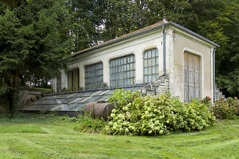 Vue générale sud-est de l'orangerie et de la serre. © Sonia Dourlot / Région Bourgogne-Franche-Comté, Inventaire du patrimoine - 2016