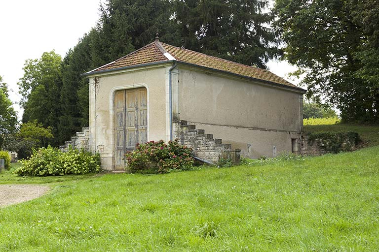 Vue générale nord-est de l'orangerie et des vestiges de la seconde serre. © Sonia Dourlot / Région Bourgogne-Franche-Comté, Inventaire du patrimoine - 2016