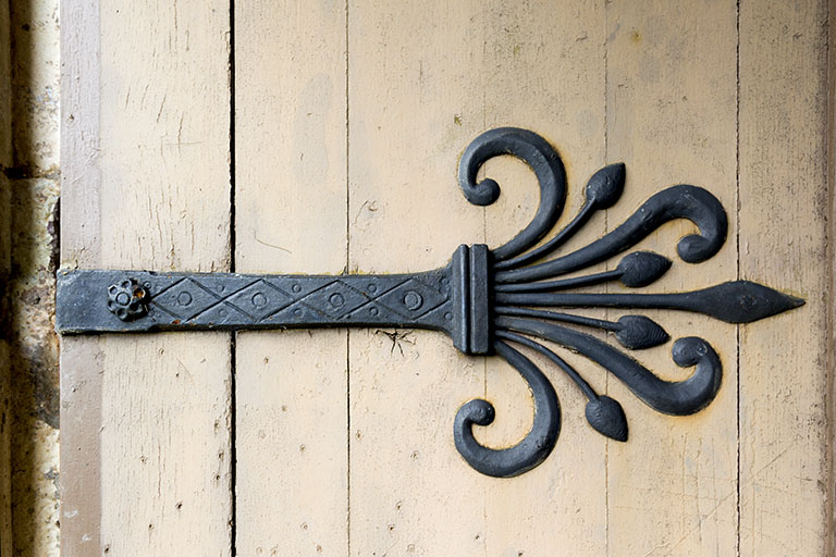 Détail ornemental de la porte d'entrée. © Sonia Dourlot / Région Bourgogne-Franche-Comté, Inventaire du patrimoine - 2016