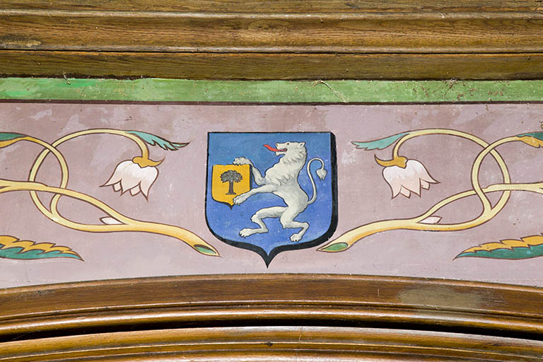 Intérieur : détail du décor peint : les armoiries de la famille de Buyer, peintes sur le mur ouest. © Sonia Dourlot / Région Bourgogne-Franche-Comté, Inventaire du patrimoine - 2016