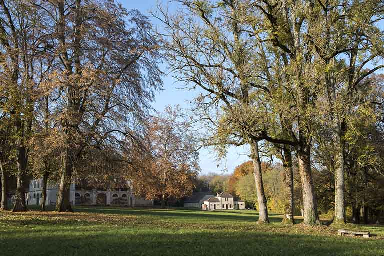 Vue générale avec la ferme (à gauche) et le chenil. © Sonia Dourlot / Région Bourgogne-Franche-Comté, Inventaire du patrimoine - 2016