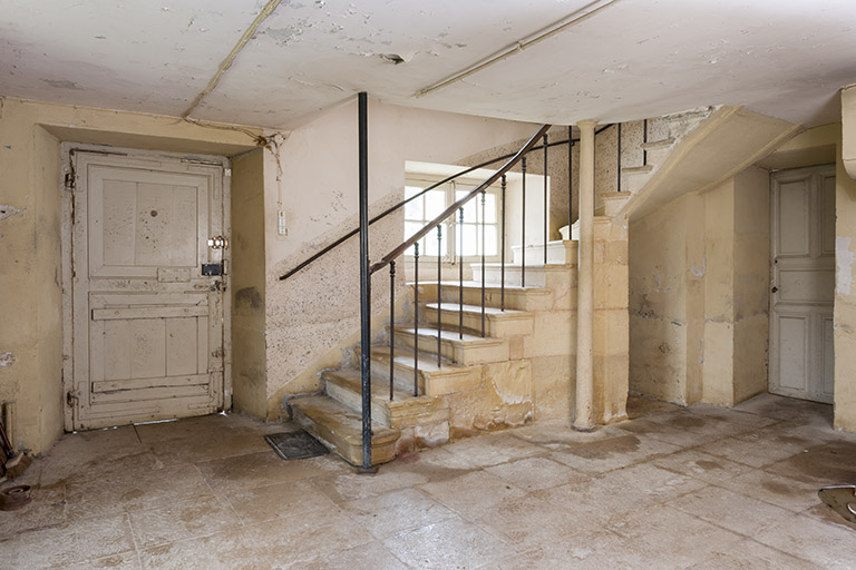 Escalier d'accès au rez-de-chaussée depuis le sous-sol. © Jérôme Mongreville / Région Bourgogne-Franche-Comté, Inventaire du patrimoine - 2016
