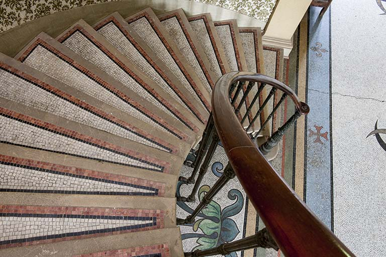 Détail sur la main-courante et de la mosaïque au sol. © Jérôme Mongreville / Région Bourgogne-Franche-Comté, Inventaire du patrimoine - 2016