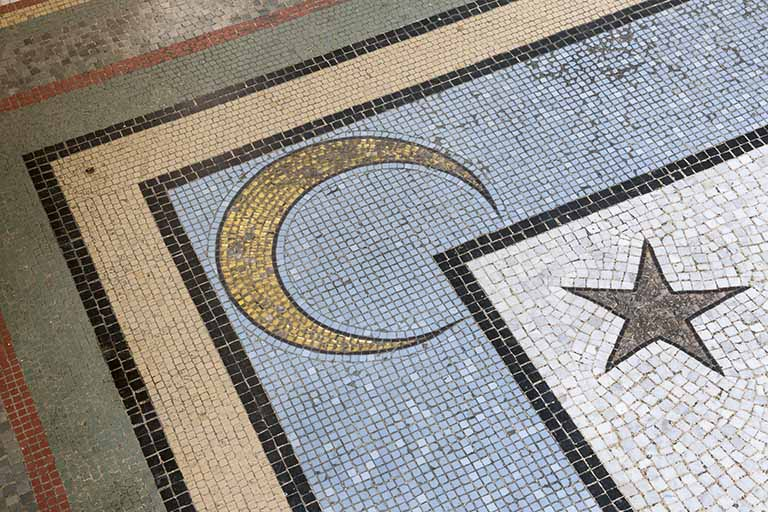 Motifs de la mosaïque recouvrant le sol du hall. © Jérôme Mongreville / Région Bourgogne-Franche-Comté, Inventaire du patrimoine - 2016