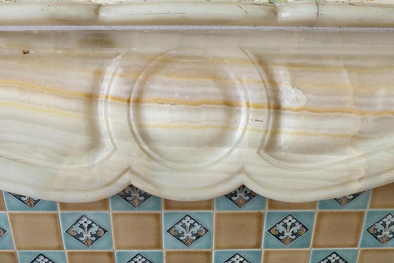 Détail du manteau de la cheminée. © Jérôme Mongreville / Région Bourgogne-Franche-Comté, Inventaire du patrimoine - 2016