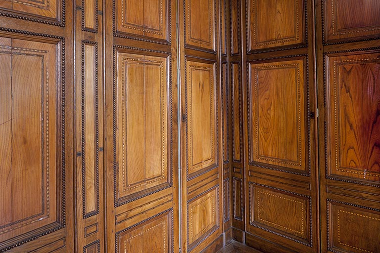 Détail sur le lambris avec les panneaux à grands-cadres. © Jérôme Mongreville / Région Bourgogne-Franche-Comté, Inventaire du patrimoine - 2016