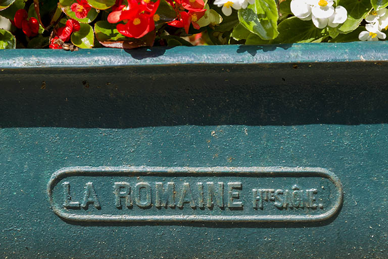 Fontaine-abreuvoirs, 4 rue de la Garenne : signature de la fonderie de La Romaine. © Sonia Dourlot / Région Bourgogne-Franche-Comté, Inventaire du patrimoine - 2016 Fontaine-abreuvoirs, 4 rue de la Garenne : signature de la fonderie de La Romaine. © Sonia Dourlot / Région Bourgogne-Franche-Comté, Inventaire du patrimoine - 2016