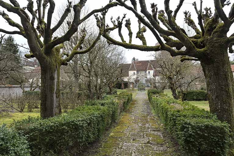 Vue générale du jardin depuis l'entrée du Petit Breuil. © Sonia Dourlot / Région Bourgogne-Franche-Comté, Inventaire du patrimoine - 2016