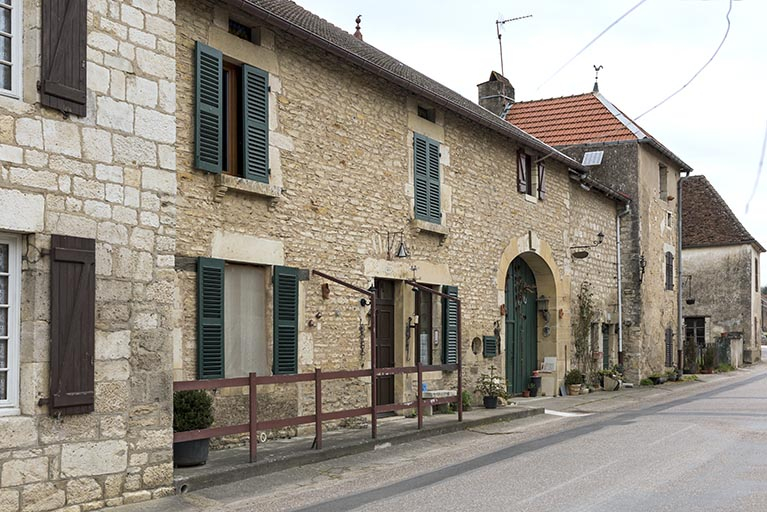 Vue générale de trois quarts gauche. © Sonia Dourlot / Région Bourgogne-Franche-Comté, Inventaire du patrimoine - 2016