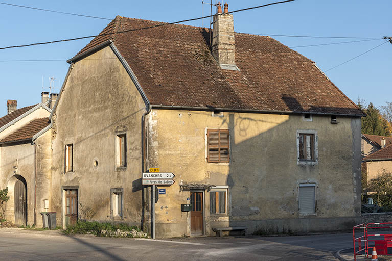 Ferme avec café, 1 rue de la Fontenotte. Le bâtiment abritant la grange et l'étable à vaches est construit sur la parcelle voisine (le linteau de l'entrée porte la date 1766 avec les initiales IBG, celui de la fenêtre à droite est en accolade). © Sonia Dourlot / Région Bourgogne-Franche-Comté, Inventaire du patrimoine - 2016