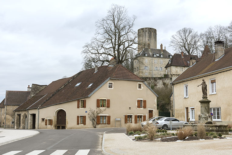Ferme-bloc, 7 place de l'Abondance. L'étable à vaches et la grange sont sur le mur goutterau parallèle à la rue, le logis à un étage carré se prolonge sur le mur pignon. © Sonia Dourlot / Région Bourgogne-Franche-Comté, Inventaire du patrimoine - 2016