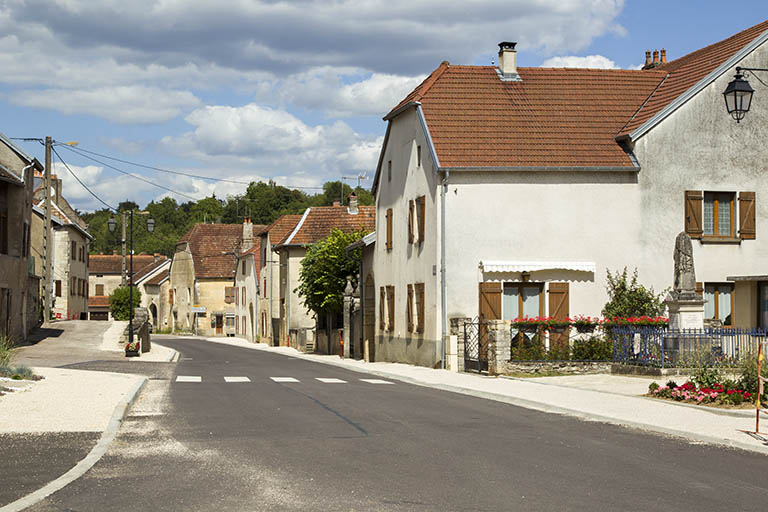 Rue de la Dame Blanche depuis le monument aux morts, en direction de Scey-sur-Saône. © Sonia Dourlot / Région Bourgogne-Franche-Comté, Inventaire du patrimoine - 2016 Rue de la Dame Blanche depuis le monument aux morts, en direction de Scey-sur-Saône. © Sonia Dourlot / Région Bourgogne-Franche-Comté, Inventaire du patrimoine - 2016