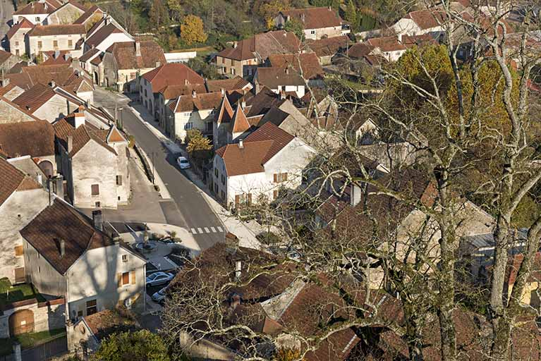 Vue partielle du village : rue de la Dame Blanche, en direction de Port-sur-Saône, depuis le château. © Sonia Dourlot / Région Bourgogne-Franche-Comté, Inventaire du patrimoine - 2016 Vue partielle du village : rue de la Dame Blanche, en direction de Port-sur-Saône, depuis le château. © Sonia Dourlot / Région Bourgogne-Franche-Comté, Inventaire du patrimoine - 2016