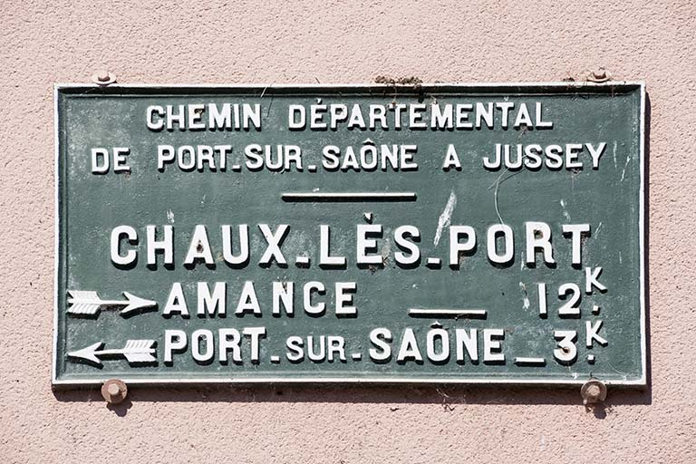 Plaque de signalisation directionnelle. © Jérôme Mongreville / Région Bourgogne-Franche-Comté, Inventaire du patrimoine - 2016