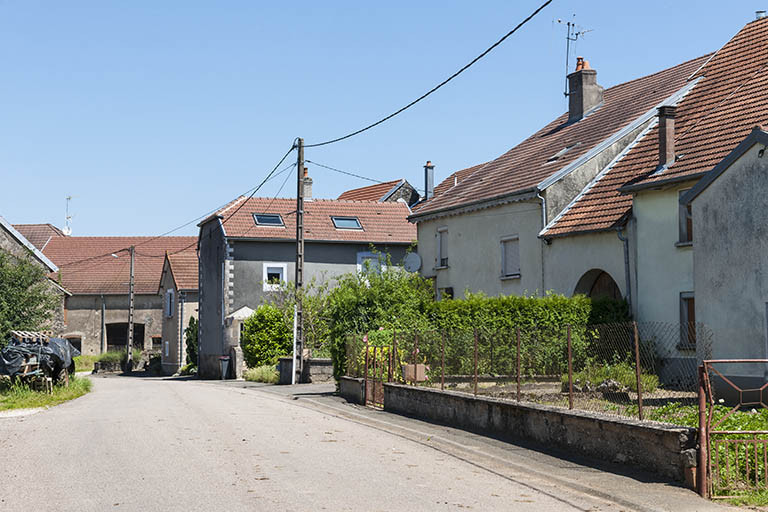 Rue principale regroupant plusieurs typologies de fermes, Chaux-les-Ports. © Jérôme Mongreville / Région Bourgogne-Franche-Comté, Inventaire du patrimoine - 2016 Rue principale regroupant plusieurs typologies de fermes, Chaux-les-Ports. © Jérôme Mongreville / Région Bourgogne-Franche-Comté, Inventaire du patrimoine - 2016