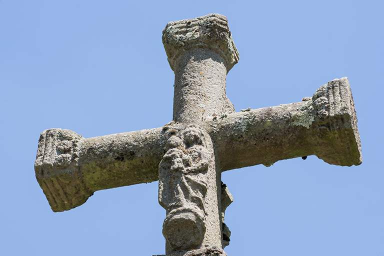 Partie sommitale de la croix, représentation de la Vierge à l'Enfant © Jérôme Mongreville / Région Bourgogne-Franche-Comté, Inventaire du patrimoine - 2016